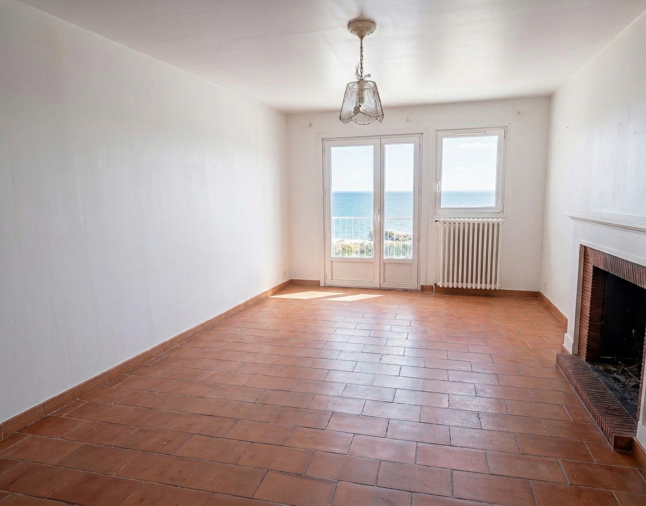 Même appartement vidé et propre après débarras à La Ciotat — vue mer, sol terre cuite